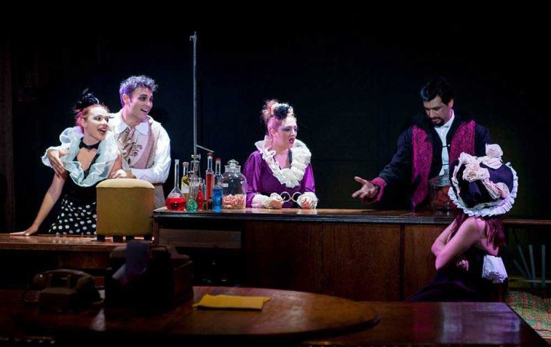 Το Μαγαζάκι των Αυτοκτονιών | Α ΚΙΝ | Φωτογραφία: Αλεξάνδρα Μωραΐτη